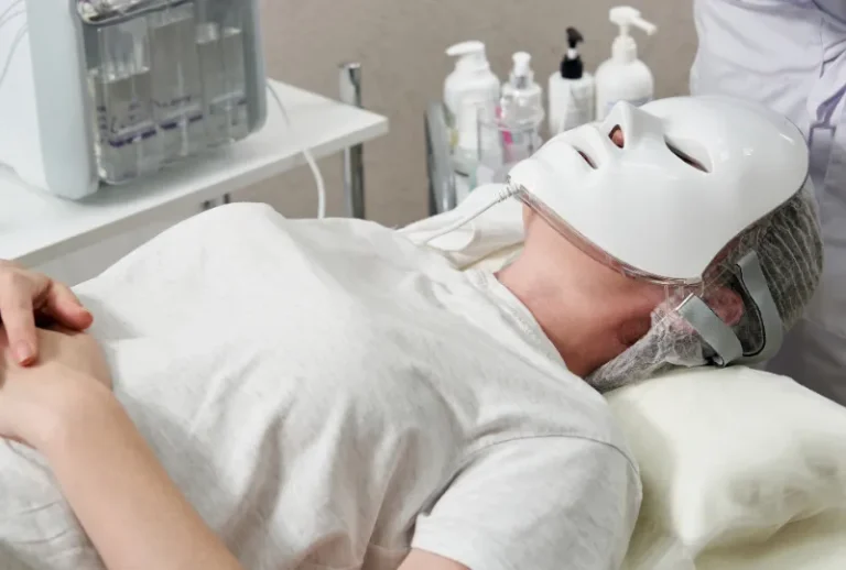 Máscara LED Limpeza Facial: Como Ela Pode Melhorar Sua Rotina de Cuidados